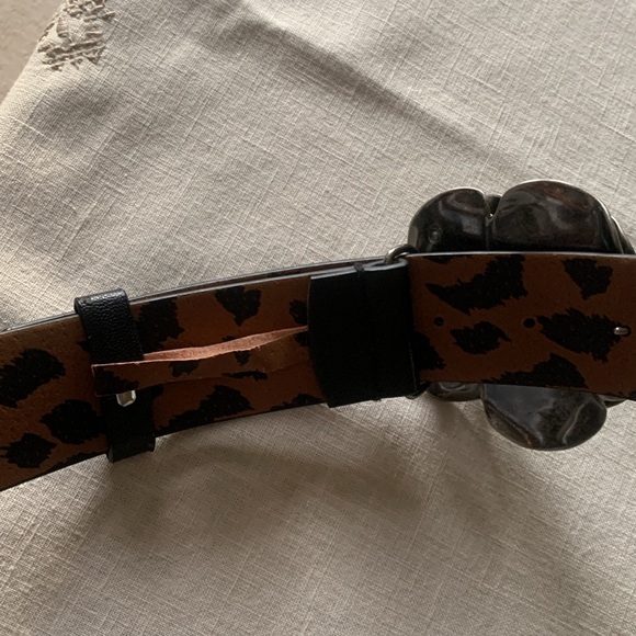 BETSEY JOHNSON BLACK SILVER HEAVY ROSETTE BUCKLE BELT LEOPARD INSIDE BELT SZ S - Picture 14 of 14